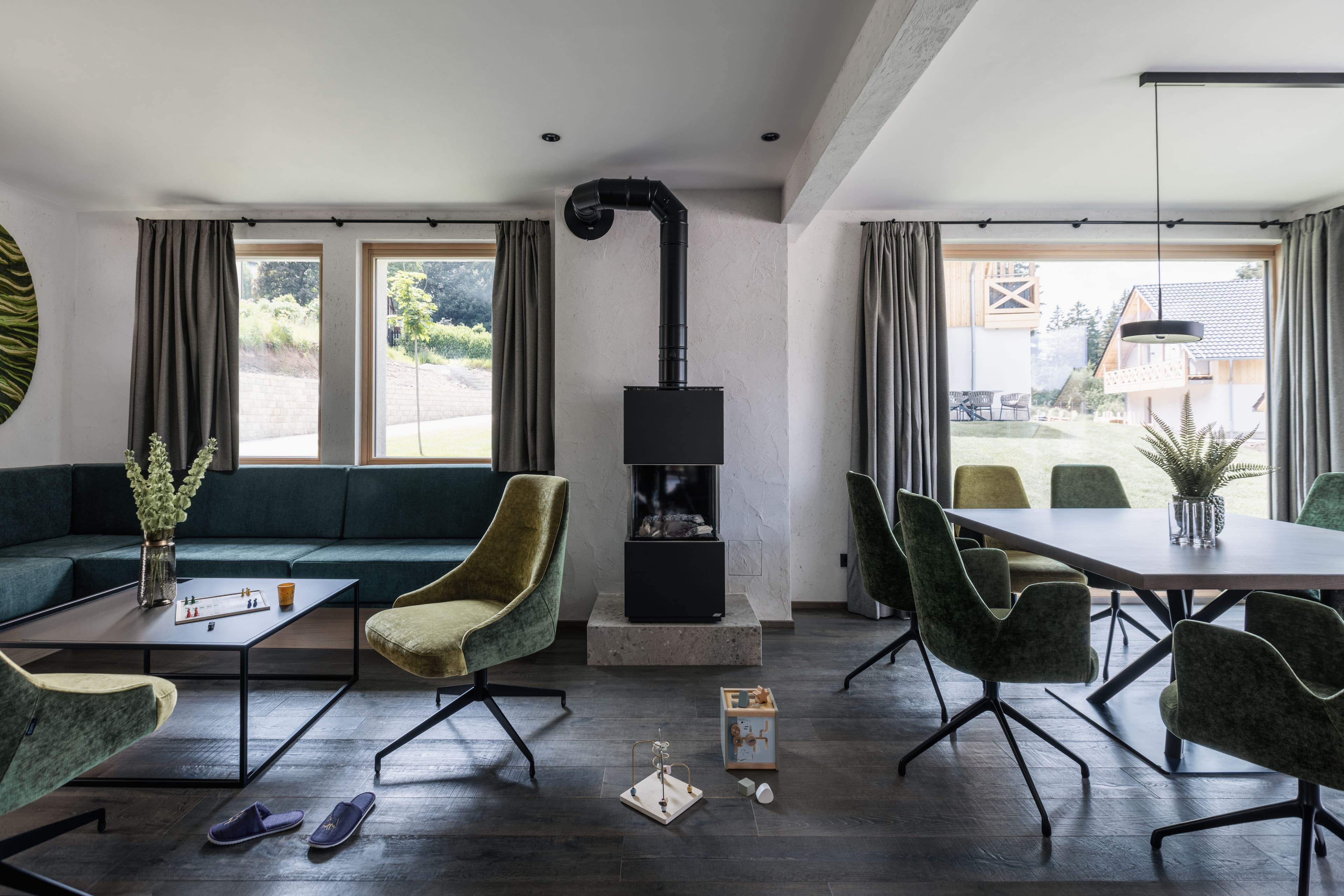 Grand Chalet Wohnen und Essen.jpg